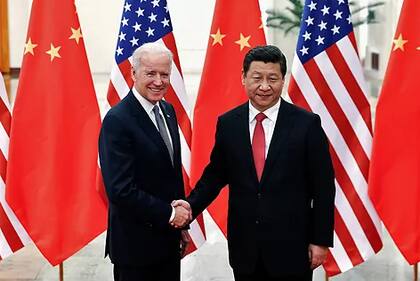 Xi Jinping y Joe Biden, cuando fue Secretario de Estado de Barack Obama, durante un encuentro en 2013; el ahora presidente de EE.UU. firmó con el líder comunista un acuerdo de cooperación climática en el marco de la COP26