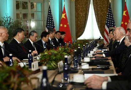 Xi Jinping y Joe Biden presiden sus respectivas delegaciones durante el foro de la APEC de noviembre de 2023 en California (Archivo) 
 