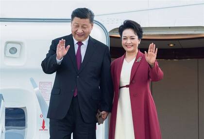 Xi, junto a su esposa, al llegar ayer a Madrid
