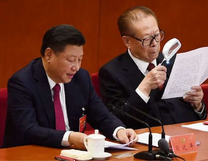 Xi sentado ayer junto a uno de sus predecesores, Jiang Zemin