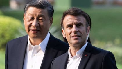 Archivo.- Xi Jinping y Emmanuel Macron visitan el jardín de la residencia del gobernador de Guangdong, el 7 de abril de 2023, donde vivió el padre del presidente chino