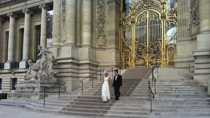 Xiao, 25 años, eligió las escalinatas del Petit Palais para retratarse junto a su novio