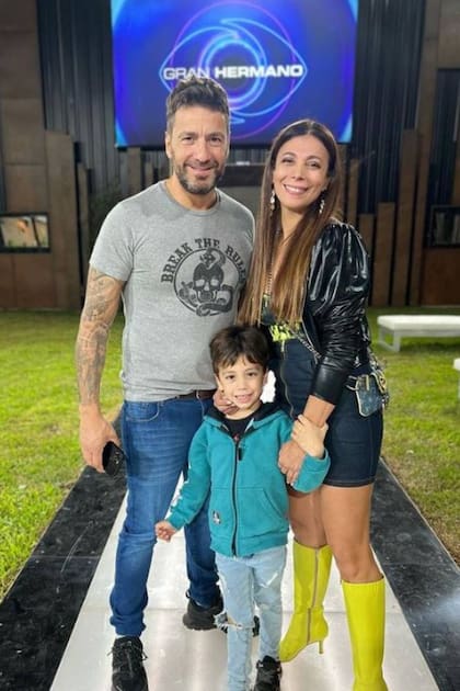 Ximena Capristo y Gustavo Conti junto a su hijo Félix