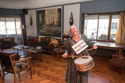 Ximena con el cartel y el redoblante que llevó cada miércoles, durante meses, a Comodoro Py