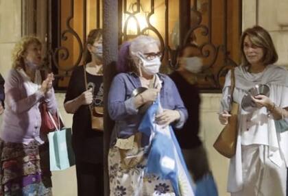 XImena de Tezanos Pinto se sumó a la manifestación en la puerta de su departamento en contra de lo resuelto por el Tribunal Oral Federal 5 que sobreseyó a la vicepresidenta en las causas Hotesur y Los Sauces