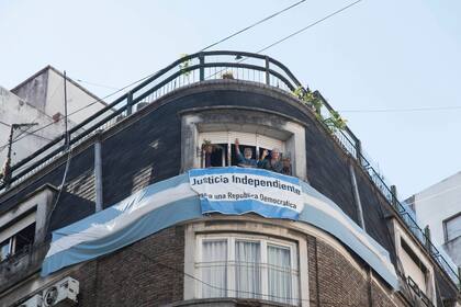 Ximena de Tezanos Pinto y Dolores Gonzalez en la ventana de su departamento