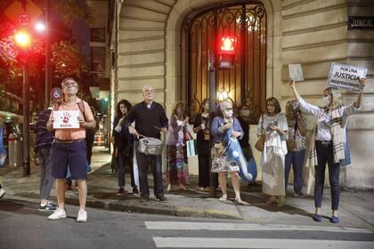 Ximena en el cacerolazo en la puerta de su departamento, en la esquina de Juncal y Uruguay.