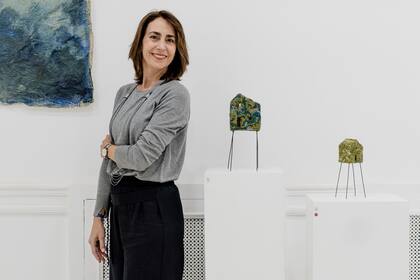 Ximena en una de sus últimas muestras, junto a sus casas.