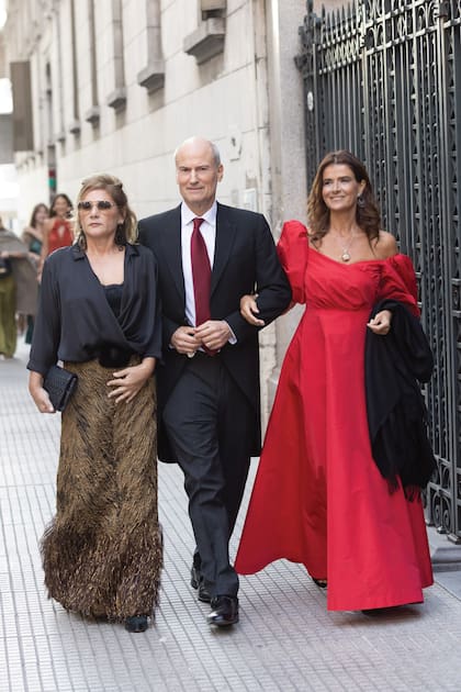 Ximena Lafuente, Juan Bosch –tío de Tatiana– y su novia, Sofía Quesada. Derecha, abajo: a la izquierda y, en tonos marrones, Malenita de Álzaga, la abuela de la novia.