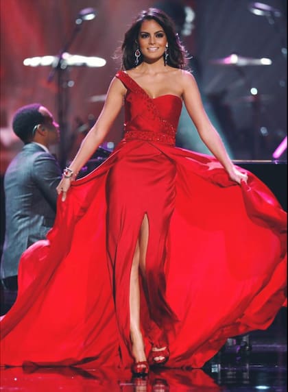 Ximena Navarrete se coronó como la segunda Miss Universo mexicana en portar un vestido rojo (Facebook/Ximena Navarrete)