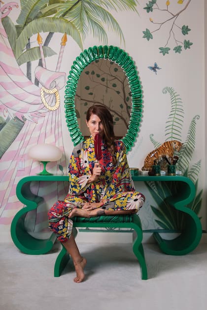 Ximena posa delante del boudoir que rescató en Italia realizado en laca verde esmeralda y que combinó a la perfección con un espejo de Murano.