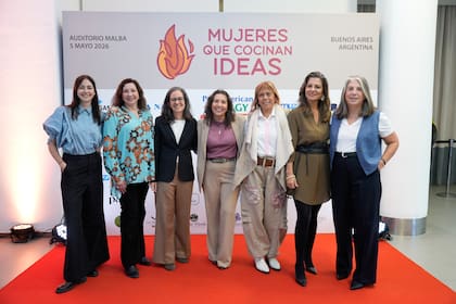 Ximena Sáenz, María Sance, María Barrutia, Mónica Albirzu, Leila Cura, Carla Quiroga y Claudia Bachur
