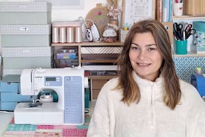 Dejó un buen empleo, atravesó duelos, formó su familia en París y encontró su destino entre costuras