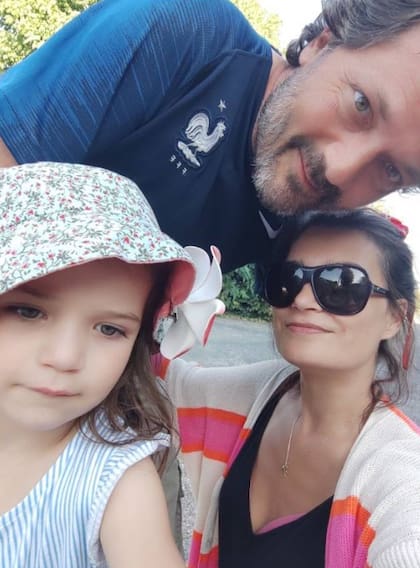 Ximena Salanova vive en París junto a su marido y su pequeña hija