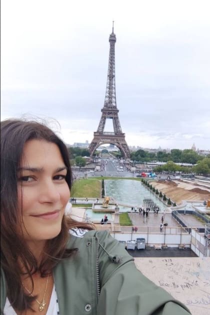 Ximena sale a caminar por París, la ciudad donde vive, y todavía se maravilla ante la Torre Eiffel