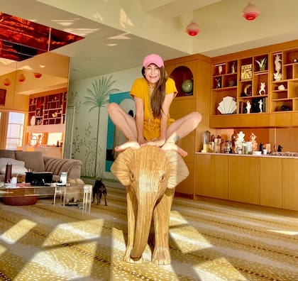 Ximena tuvo una carrera inicial como pintora y luego decidió que prefería ayudar a otros artistas que consideraba mejores a tener éxito