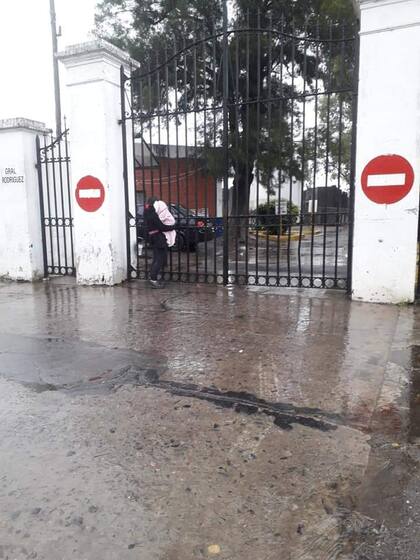 Xina Florian y su bebé, en uno de los trámites municipales para tratar de que se lleven el cadáver de su casa