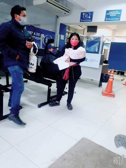 Xina Florian y su bebé, en uno de los trámites municipales para tratar de que se lleven el cadáver de su casa