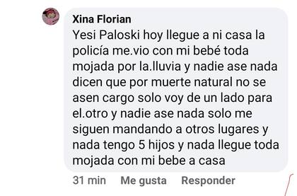 Xina Florian y su bebé, en uno de los trámites municipales para tratar de que se lleven el cadáver de su casa