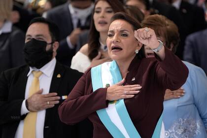 Xiomara Castro toma juramento como la primera mujer presidenta de Honduras en el Estadio Nacional de Tegucigalpa, Honduras