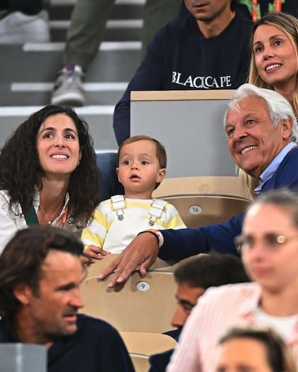 Xisca Perelló y Rafael Junior, mirando a Rafa en París; también están Maribel, la hermana, y Sebastián, su padre