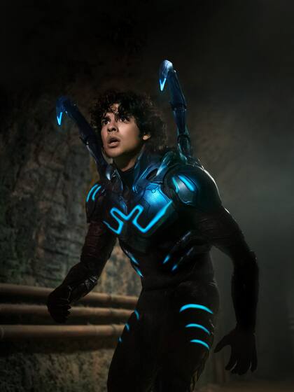 Xolo Maridueña como Blue Beetle, una cruza entre Spider-Man y Iron Man en términos de Marvel