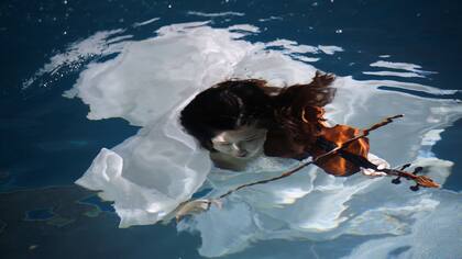 Xu Jiaqian se toman una fotografía de la boda en una piscina en el estudio subacuático en Pekín, China,