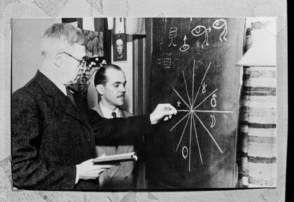 Xul Solar dibujando una carta astral en 1950