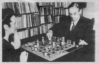 Xul Solar y su mujer, Lita, jugando al panajedrez