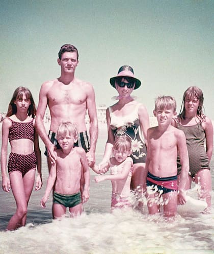 De izquierda a derecha: su hermana Solange, su hermano Blad, su padre Seu Floriano, su madre Doña Alda, Xuxa, su hermano Cirano y su hermana Mara