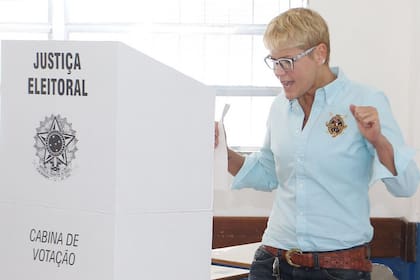 Xuxa fue a votar de buen humor y no dijo quién es su candidato