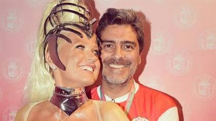 Xuxa junto a su pareja