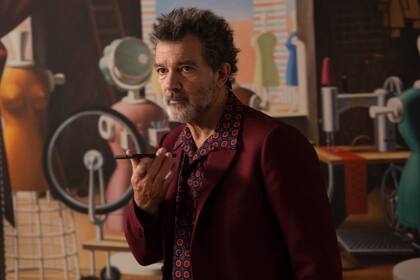 Salvador Mallo con una de las obras colgadas en su casa