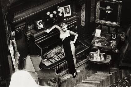 Roselyne en el salón del Castillo de Arcangues por Helmut Newton, 1975. Valor estimado: 25.000 - 35.000 euros