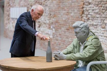 Pinault -en la foto hace dos años, en uno de sus museos en Venecia- aspira a contribuir "al renacimiento de la vida cultural de la capital sa, después del difícil año 2020 que vivió el mundo".