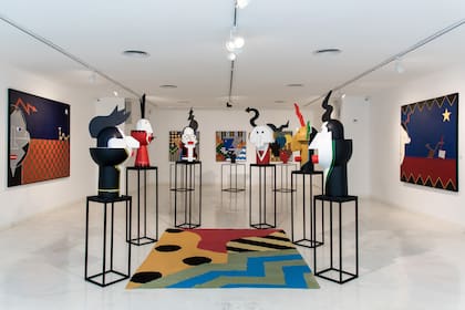 Los artistas llenaron las salas del museo de vida y color, con personajes surrealistas