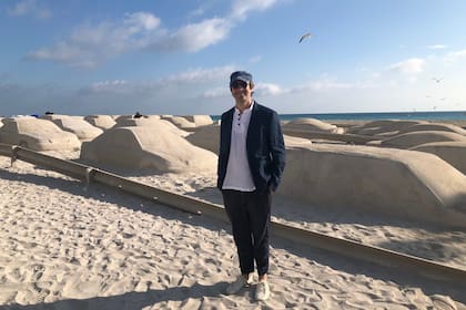 Leandro Erlich con su obra en la playa de Miami