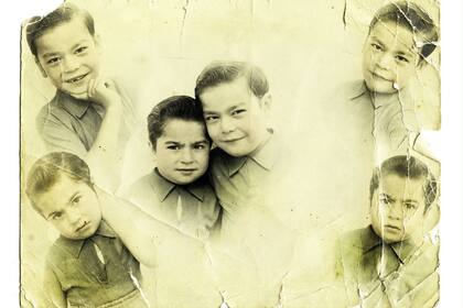 Oscar (en el centro, a la derecha) con su hermano Raúl