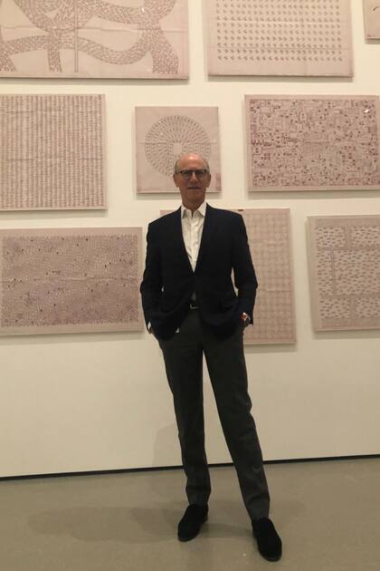 Glen Lowry, director del MoMA, con obras del artista León Ferrari en la sala de la colección permanente dedicada al arte latinoamericano