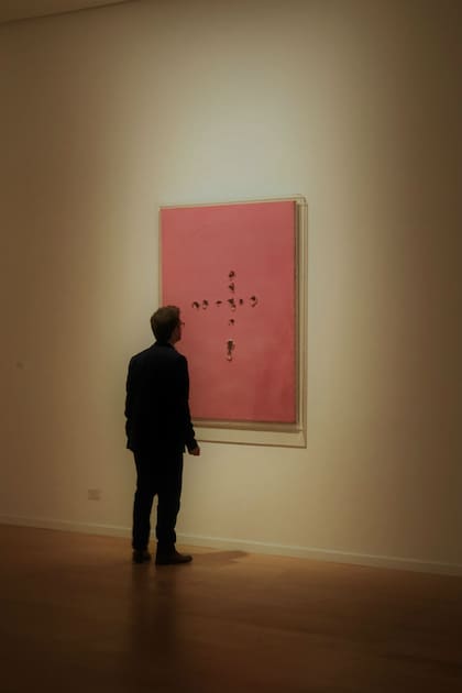 Enrique Avogadro, ministro de Cultura del Gobierno de la Ciudad de Buenos Aires, con obra de Lucio Fontana