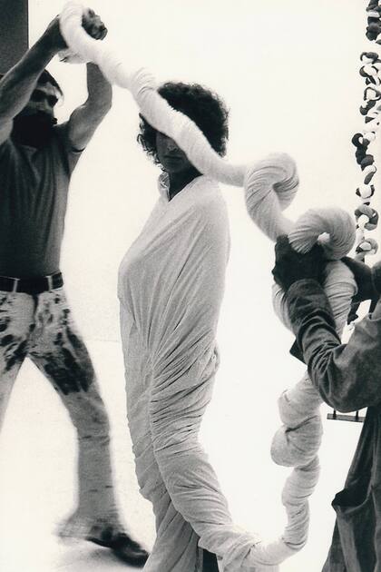 Registro de la performance El Cuerpo de Giulia-no en la Bienal de Venecia de 1972, por Gianni y Alberto Buscaglia