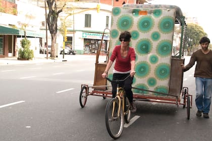 El carromato que Ana Gallardo armó con sus muebles para mudarse de Flores a un barrio porteño del sur