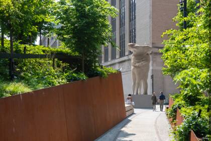 Render de la escultura Foreigners en el parque público de Nueva York, construido sobre antiguas vias de tren