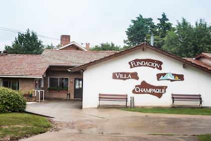 La Fundación Villa Champaquí tiene 32 casas, veinte habitaciones con kitchenette y baño privado y un sector de geriatría con quince camas.