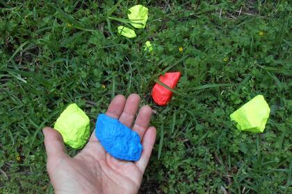 Para realizar Derrame, Marcela Sinclair diseminará por todo el parque miles de piedras pintadas con los mismos colores flúo de las que componen Miami Mountain, de Rondinone