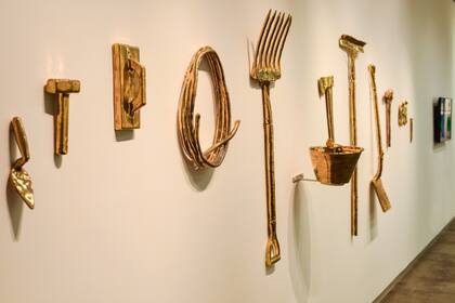 Baggio recrea en cerámica las herramientas de trabajo, como puede verse en la muestra actual en el CCK