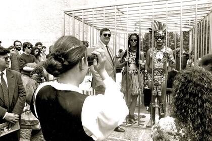Still del video La pareja en la jaula: odisea Guatinaui (1993), donde se registra la presentación de la performance en diferentes instituciones