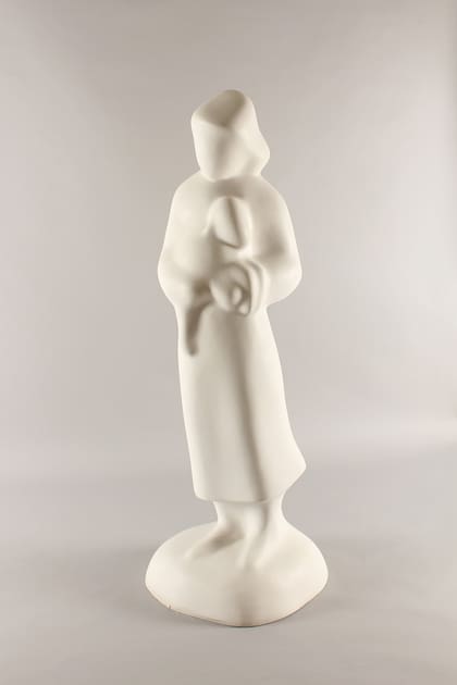 Mujer con cordero (2013), escultura de Elba Bairon. Se rematará con una base de 21.000 dólares 