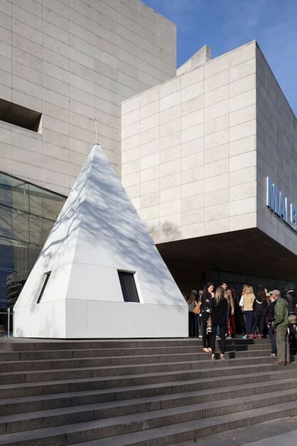 Leandro Erlich simuló el traslado de la punta del Obelisco a la explanada del Malba en 2015 