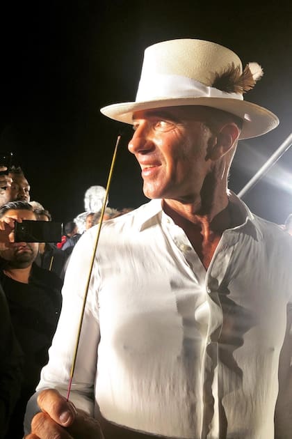 El empresario argentino Alan Faena, con un sahumerio en la inauguración del Faena Festival 